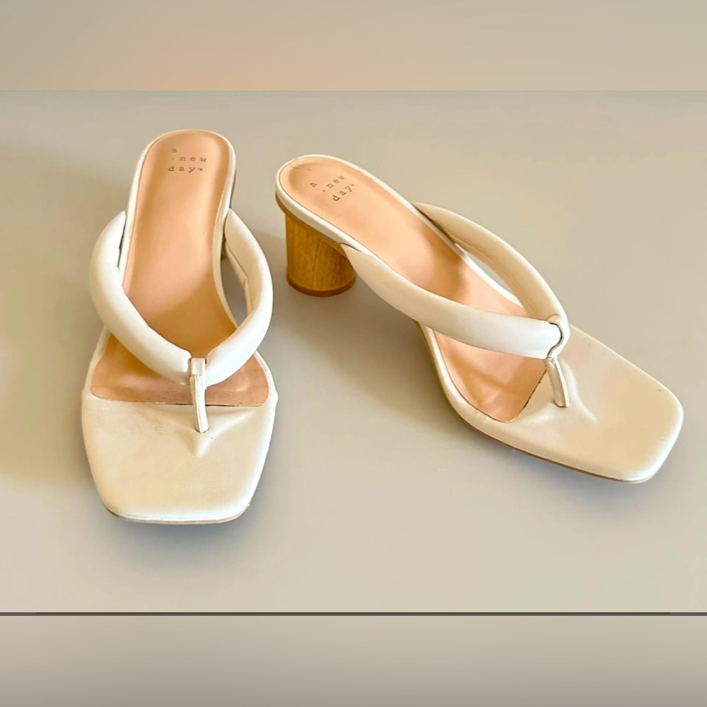 A NEW DAY Elvie Ivory Thong OpenToe Cushioned Sandals Chunk Heel Mule sz 9